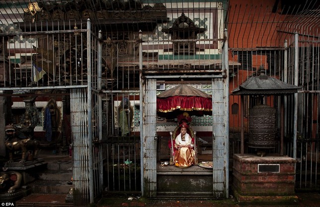 Thánh nữ Nepal chân chưa một lần chạm đất ảnh 4